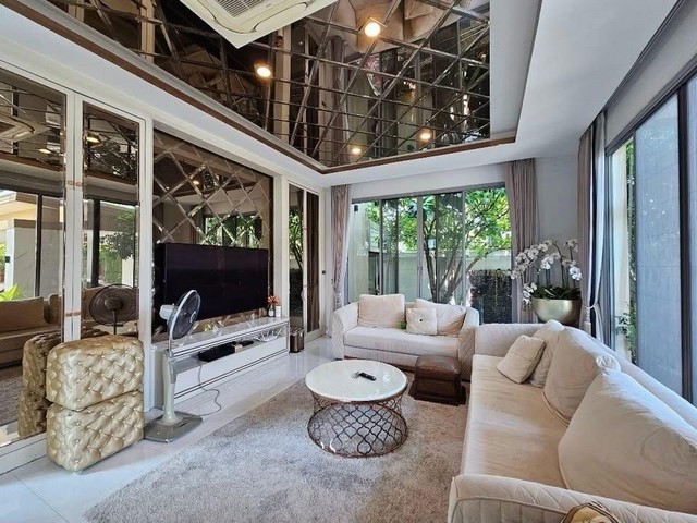 Private Pool Villa ใจกลางราชพฤกษ์ บ้านที่ทำให้ทุกวัน...เหมือนเป็นวันพักผ่อนเพียงไม่กี่นาทีจาก Central Westvilleบ้านเดี่ยวบนที่ดินขนาดใหญ่ 180 ตารางวาพร้อมสระว่ายน้ำส่วนตัว และพื้นที่สีเขียวที่ให้ความรู้สึกสงบตั้งแต่ก้าวแรกที่กลับถึงบ้านบางครั้ง...สิ่งที่เราตามหาอาจเป็นเพียง บ้าน ที่ทำให้เราอยากกลับมาใช้เวลาอยู่กับครอบครัวมากขึ้นรายละเอียดบ้าน- ที่ดิน 180 ตร.วา- พื้นที่ใช้�