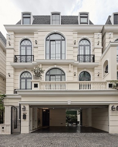ขายบ้านเดี่ยวสุดหรูตกแต่งระดับ Luxury Designer Home บรรยากาศเสมือนบ้านจากนิตยสาร พร้อมเข้าอยู่ทันทีตั้งอยู่ในซอยเอกมัย 22 ถนนสุขุมวิท 63 โครงการ Private Residence สุด Exclusive มีเพียง 8 หลังเท่านั้น เหมาะสำหรับผู้ที่มองหาความเป็นส่วนตัวและคุณภาพชีวิตระดับพรีเมียมใจกลางเมืองรายละเอียดบ้าน- ที่ดิน 49 ตารางวา- พื้นที่ใช้สอย 500 ตารางเมตร- บ้านสูง 3.5 ชั้น- 4 ห้องนอน 5 ห้องน้ำ- 2 ห้องนั่งเล่น- ที่จ�