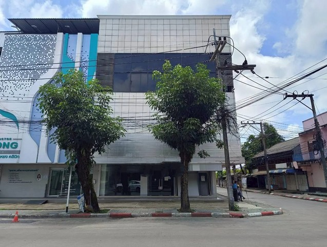 ขาย บ้านเดี่ยว/ทาวน์เฮ้าส์/คอนโด โครงการ สำนักงาน ถนนพหลโยธิน-เชียงราย   ถนน พหลโยธิน (ทล.1) สายเก่า ตำบล เวียง อำเภอ เมืองเชียงราย จังหวัด เชียงราย  ราคา    22,000,000   บาท  (ราคาต่อรองได้)  รายละเอียดทรัพย์ -  เนื้อที่  59.70 ตร.ว.  พื้นที่ใช้สอย 550.00 ตร.ม. -  บ้านหันไปทางทิศ  พิกัดทรัพย์ : https://maps.app.goo.gl/LxaZXtv8iojSPW8J7  สถานที่ใกล้เคียง   -สถานีขนส่งผู้โดยสาร จังหวัดเชียงราย -โรงพยาบาลเชียงราย ราม -โรงพ