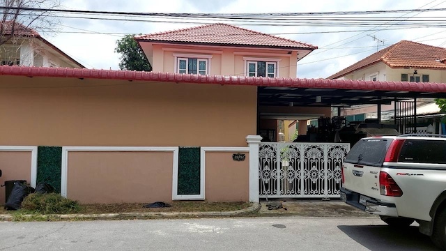 BH4148 ให้เช่าบ้านเดี่ยว K.C. Park Ville 3 หทัยราษฎร์ 34/1 บ้านพร้อมอยู่ ราคาพิเศษ ใกล้มีนบุรีและทางด่วนติดต่อ Agent คุณบัว (Bua)Tel: 093-646-4597 LINE ID: Bua093ราคาปกติ 30,000 บาท/เดือนให้เช่าบ้านเดี่ยว K.C. Park Ville 3 หทัยราษฎร์ 34/1 (KC Park Ville 3 Hathairat 34/1) บ้านเดี่ยวทำเลคลองสามวา เหมาะสำหรับครอบครัวที่ต้องการบ้านขนาดใหญ่พร้อมพื้นที่ใช้สอยและความเป็นส่วนตัว เดินทางสะดวกใกล้มีนบุรี ถนนหทัยราษฎร์ และทางด่วนรายละเอียดทร