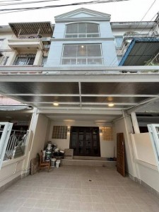 ให้เช่าทาวน์โฮม 4 ชั้น 220 ตรม. 3 ห้องนอน ซอยสุขุมวิท 101/1 ใกล้ BTS ปุณณวิถีติดต่อ:: ชยา โทร/ID Line:: 0942823961Link Line:: https://line.me/ti/p/3xFA1An8Kcรหัส# T26-803ทาวน์โฮม 4 ชั้น ซอยสุขุมวิท 101/1 ใกล้ BTS ปุณณวิถี• เนื้อที่ประมาณ 17.5 ตรว.• พื้นที่ใช้สอย 220 ตรม.• 3 ห้องนอน• 3 ห้องน้ำ• 2 ห้องนั่งเล่น• 2 ครัว• 3 ที่จอดรถ• หน้ากว้างพิเศษ 5 เมตร โปร่งสบาย จัดสรรพื้นที่ได้ลงตัวสถานที่สำคัญใกล้เคียง• BTS ปุณณวิถี เพียง 1 กิโล• True Digital Park / 101 Th