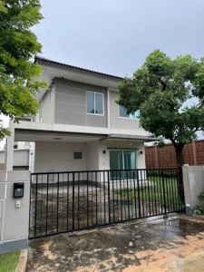 ให้เช่า - ขายบ้านเดี่ยว 2 ชั้น 60 ตรว. 3 ห้องนอน โครงการ คาซ่า วิลล์ รังสิต – คลอง 2 ใกล้ทางด่วน ดอนเมืองโทลเวย์ และวงแหวนรอบนอกกาญจนาติดต่อ:: ชยา โทร/ID Line:: 0942823961Link Line:: https://line.me/ti/p/3xFA1An8Kcรหัส # T26-797บ้านเดี่ยว 2 ชั้น คาซ่า วิลล์ รังสิต – คลอง 2 CASA VILLE Rangsit – Klong 2• เนื้อที่ 60 ตรว• พื้นที่ใช้สอย 150 ตรม• 3 ห้องนอน• 3 ห้องน้ำ• แอร์ 3 (ห้องนอน)• 2 ที่จอดรถ• ใกล้ทางด่วน ดอนเมืองโทลเวย์ และวงแหวนรอบนอกกาญจนาส�