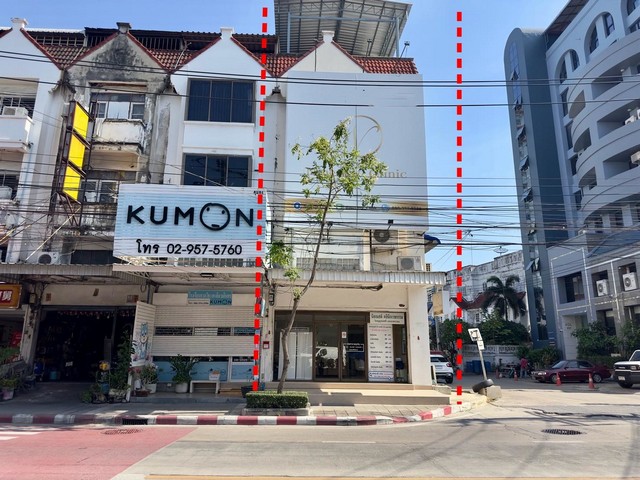 ขายอาคารพาณิชย์ หลังมุม พื้นที่ 25 ตารางวา ถนนอินทราภรณ์ แขวงพลับพลา เขตวังทองหลาง กทม.รหัส TTR 2897อาคารสูง 4.5 ชั้น หลังมุมขนาดที่ดิน 25.00 ตร.ว. พื้นที่ใช้สอย 286 ตารางเมตรอาคารหน้ากว้าง 5.3 เมตร * 12 เมตรสภาพอาคารโดยรวมดีมาก โครงสร้างแข็งแรง พึ่งปรับปรุงตกแต่งภายในไหม่ชั้น 1-2* ตกแต่งเป็นคลินิกเสริมความงาม* ห้องทำงาน* ห้องน้ำ* ห้องครัว* ห้องเก็บของชั้น 3-4* 2ห้องนอน* ห้องพระ* 1 ห้�