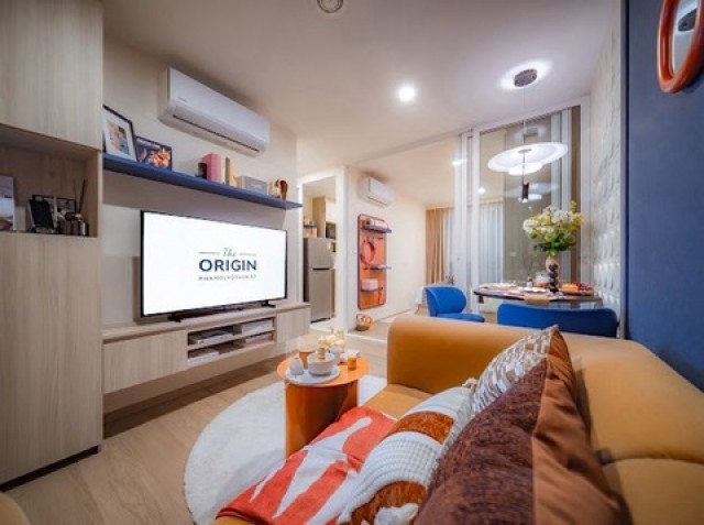 Sub1523ขายดาวน์ ขายเท่าทุน คอนโด Pet Friendly The Origin Phahol 57 (เจ้าของขายเอง)โอกาสดีสำหรับคนที่กำลังมองหาคอนโดใหม่ ทำเลศักยภาพ ใกล้รถไฟฟ้า และที่สำคัญ เลี้ยงสัตว์ได้! รายละเอียดห้อง • 1 Bedroom Plus • ขนาด 34.95 ตร.ม. • ห้องมุม ชั้น 5 เป็นส่วนตัว อากาศถ่ายเทดี • ราคาหน้าสัญญา 3.29 ล้านบาทเดินทางสะดวก • ห่าง BTS พหลโยธิน 59 เพียง 400 เมตร • เชื่อมต่อรถไฟฟ้าได้ถึง 3 สาย  สายสีเขียว สายสีชมพู สายสีแดง�