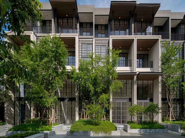 ขายทาวน์โฮมรูปแบบ Cluster 3.5 ชั้น Super Luxury โครงการ QUARTER 31 ซอยสุขุมวิท 31 พร้อมลิฟต์ ใกล้ EmQuartier และ Emsphereราคาขาย 69,000,000 บาท ( โอนคนละครึ่ง )ราคาเช่า 250,000 บาท / เดือนที่ตั้ง ถนนสุขุมวิท ซอยสุขุมวิท 31 (ซอยสวัสดี) แขวงคลองเตยเหนือ เขตวัฒนา กรุงเทพมหานครติดต่อ : คุณภัสพงณ์ 0634098164Line : deedee23https://www.facebook.com/profile.php?id=61581484955548เนื้อที่ 30.7 ตารางวา พื้นที่ใช้สอย 425 ตารางเมตร จำนวน 3.5 ชั้น Type A หน้ากว้าง 6.1 เมตร 4 ห้องนอน 5 ห้องน้ำ 