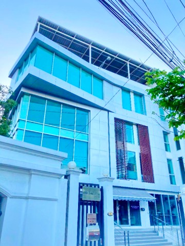 ตลาด สถานศึกษา เดินทางสะดวก เชื่อมถนนสายหลักได้ง่าย ใกล้วัดสน 900 ม.สะพานแขวง วัดสน แม่น้ำเจ้าพระยา สะพานพระราม9 สำนักงานให้เช่า ชั้น 4 ทั้งชั้น 255 ตร.ม. 35,999B-M. 1นอน 2 น้ำ และ เนื้อที่ 64ตร.ว.  วิวถนนมุมสูง จดทะเบียนบริษัทได้ เหมาะสำหรับสำนักงานหลัก องค์กร และธุรกิจที่ต้องการพื้นที่ขนาดใหญ่ ทำเลเด่นติดถนนใหญ่ ใกล้รพ.จุฬารัตน์ 10 900 ม.near900m. River Rama9 Bridge Office for rent 4th fl. 255sq.m. 35,999B-M. 1bed 2bath  64sq.wa. with Chularata
