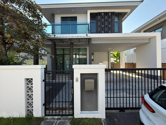 ให้เช่าบ้านเดี่ยว 2 ชั้น 55 ตรว. 4 ห้องนอน โครงการเศรษฐสิริ พัฒนาการ Setthasiri Pattanakarn รีโนเวทใหม่ทั้งหลัง พร้อมเข้าอยู่ ใกล้สนามบิน เดินทางสะดวก *** ราคาเช่า 80,000 บาท/เดือน  ติดต่อ::  ชยา โทร/ID Line:: 0942823961   Link Line:: https://line.me/ti/p/3xFA1An8Kcรหัส # T26-823 บ้านเดี่ยว 2 ชั้น เศรษฐสิริ พัฒนาการ Setthasiri Pattanakarn รีโนเวทใหม่ทั้งหลัง พร้อมเข้าอยู่• เนื้อที่ 55 ตรว.• พื้นที่ใช้สอย 180 ตรม.• 4 ห้องนอน 3 ห้องน้ำ• 2 ที่จอดรถ • โปร่งโล่ง �