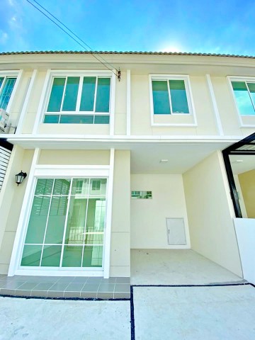เทพารักษ์-ศรีนครินทร์  ทาวน์โฮม 2 ชั้น 3 นอน 2 น้ำ ใกล้ตลาดทรัพย์พัฒนา 1.9 กม.18 ตร.ว.145 ตร.ม.พื้นที่ใช้สอยกว้าง 9,999 B-M. เหมาะสำหรับอยู่อาศัย เลี้ยงสัตว์ได้ เดินทางสะดวก ใกล้รพ.จุฬารัตน์ 4 2.2 กม.สถานศึกษา รถไฟฟ้า ทางด่วน และถนนสายหลัก พฤกษา วิลล์Theparak-Srinakarin Two-story townhome 3bed 2bath near Sap Phatthana Market 1.9km. Land area 18sq.wa. with 145sq.m. Rent 9,999B-M. Pet-friendly home suitable for living. Convenient transportation near Chularat 4 Hospital 2.2 km. BTS Skytrain expressway schools and major roads Pruksa Villeทางพิเศษกาญจนาภิเษก ถ.ศรีน�