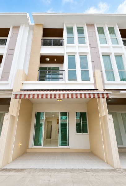 ถูกที่สุดใน3โลก อ่อนนุช73 ทาวน์โฮม 3 ชั้น 3 นอน ลาดกระบัง1-5 3 น้ำ 21 ตร.วา.250  ตร.ม. 17,998B-M. อ่อนนุช-วงแหวน ใกล้รพ.จุฬารัตน์ 7 1.2 กม.และตลาดลานบุญ เหมาะสำหรับโฮมออฟิศ อยู่อาศัย ฟังก์ชันครบ โครงการคุณภาพ ใกล้เดอะ พาซิโอ มอลล์ 1.3 กม. Airport Rail Link สนามบินสุวรรณภูมิ และแหล่งไลฟ์สไตล์สำคัญในย่านลาดกระบังThe cheapest in the whole world.Onnut 73 3-story townhome  Lat Krabang 1-5 with 3bed 17,998B-M. 3bath On Nut - Outer Ring Road on 21 sq.wa. with 250 sq.m. usable area near Chularat 7 Hospital 1.2 km. and Lan Boon Market. Rent  Suitable fo