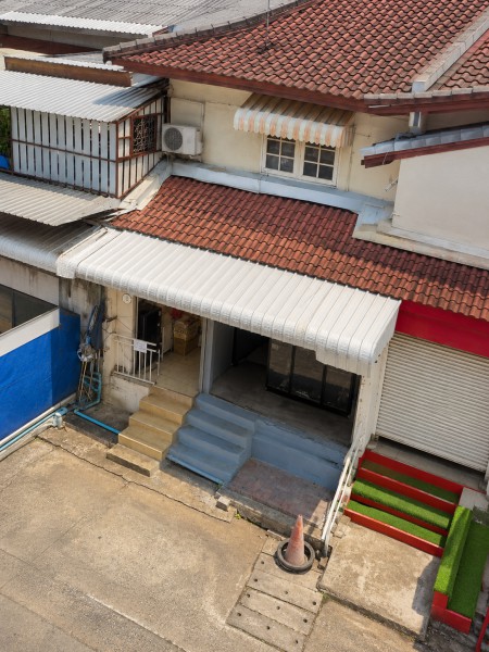 ฟิวเจอร์พาร์ค รังสิต 4.8 กม. ทำเลค้าขายโดดเด่นในเมืองเอก   ถ.เอกทักษิณ  ร้านค้าห้องกระจก 1 น้ำ ใกล้ ม.รังสิต 350 ม. พื้นที่ 9.5 ตร.ว. 38 ตร.ม. 10,998 B-M. เหมาะสำหรับร้านเสริมสวย ร้านทำเล็บ คาเฟ่ขนาดเล็ก ร้านถ่ายเอกสาร และธุรกิจบริการนักศึกษา ใกล้ตลาดเมืองเอก 300 ม.โรงพยาบาล และแหล่งช้อปปิ้ง เดินทางสะดวก คู่ขนานถ.พหลโยธิน สรงประภาFuture Park Rangsit is 4.8 km away.in MuangEk suitable for beauty salons Ektaksin Rd. Glass-fronted shop space with 1 bath near Rangsit Univer