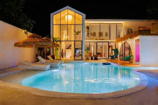 ให้เช่า Luxury Pool Villa พระโขนงบ้านเดี่ยวนอกโครงการ พร้อมสระว่ายน้ำส่วนตัวสุขุมวิท 71 ซอยปรีดี พนมยงค์ 26บ้านเดี่ยวหรูขนาดใหญ่ มอบความเป็นส่วนตัวสูง เหมาะสำหรับครอบครัวขนาดใหญ่ ผู้บริหาร หรือผู้ที่มองหาที่อยู่อาศัยระดับพรีเมียมใจกลางกรุงเทพฯรายละเอียดบ้าน• บ้านเดี่ยว 2 ชั้น ตกแต่งสไตล์รีสอร์ท• พื้นที่ใช้สอย 1000 ตร.ม.• 7 ห้องนอน | 6 ห้องน้ำ• เฟอร์นิเจอร์ครบ พร้อมเข้�