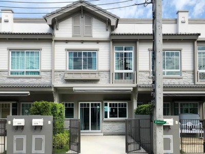 ให้เช่าทาวน์โฮม 2 ชั้น 2 ห้องนอน อินดี้ 3 บางนา-กม.7 indy 3 Bangna-km.7 หลังเมกะบางนา ใกล้ราชวินิตบางแก้วติดต่อ:: ชยา โทร/ID Line:: 0942823961Link Line:: https://line.me/ti/p/3xFA1An8Kcรหัส# T26-804ทาวน์โฮม 2 ชั้น อินดี้ 3 บางนา-กม.7 indy 3 Bangna-km.7 หลังเมกะบางนา ใกล้ราชวินิตบางแก้ว• เนื้อที่ 18 ตร.วา.• พื้นที่ใช้สอย 89 ตร.ม.• 2 ห้องนอน• 3 ห้องน้ำ• 1 ที่จอดรถ• ตกแต่งครบ หิ้วกระเป๋าพร้อมเข้าอยู่• ใกล้เมกะบางนา เเค่ 2 นาทีสถานที่สำคัญใกล้เคียง