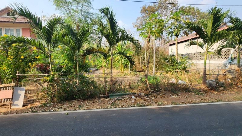 ขายที่ดินเปล่าอยู่อาศัย ขนาด 118 ตรว ปรุใหญ่ โคราชที่ตั้ง : ซอยแสนสุข 5/1 ถนนราชสีมา-ปักธงชัย ตำบลปรุใหญ่ อำเภอเมืองนครราชสีมา จังหวัดนครราชสีมาขนาดพื้นที่ :1 งาน 18 ตร.วารายละเอียดที่ดินเอกสารสิทธิ์โฉนดที่ดินถมแถวมีถนนตัดผ่านอยู่ตรงข้าม บริษัทเสริมสุข หลัง สภ.โพธิกลางเดิม ห่างถนนราชสีมา-ปักธงชัย 300 ม.ใกล้สนามกีฬา 80 พรรษา ห่างบิ๊กซี 3 แยกปัก 1.5 กม. ที่ดินอยู่ในซอย แ�