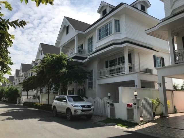 ให้เช่าบ้านเดี่ยว 3 ชั้น โครงการ Fantasia Villa 3 สไตล์ยุโรป วิวสระว่ายน้ำ ซอยสันติคาม 14 ใกล้ BTS แบริ่ง ** บ้านว่างให้เข้าชมได้หลังวันที่ 22 กรกฎาคม 2569 **ราคาเช่า 85,000 บาท / เดือน ( สัญญาขั้นต่ำ 1 ปี ประกัน 2 เดือน ล่วงหน้า 1 เดือน )ที่ตั้ง ถนนสุขุมวิท 109 ซอยสันติคาม 14 ตำบลสำโรงเหนือ อำเภอเมืองสมุทรปราการ จังหวัดสมุทรปราการ 10270ติดต่อ : คุณภัสพงณ์ 0634098164Line : deedee23https://www.facebook.com/profile.php?id=61581484955548เนื้อที่ 55.5 ตาร�