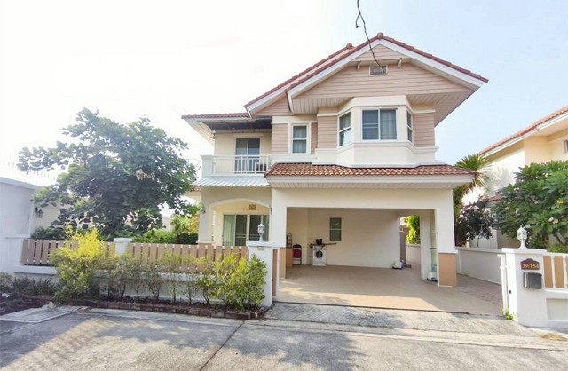 ให้เช่าบ้านเดี่ยว2ชั้นบางแสน หมู่บ้านมณีรินทร์บางแสนโทร. 095-196-4242 (คุณจุ๊)Line ID : jll689WhatsApp : wa.me/66951964242FB page : https://www.facebook.com/ChulaluckHomeliving/ส่วนกลางสระว่ายน้ำ ฟิตเนส รปภ 24 ชม.มีเฟอร์นิเจอร์บางส่วน  แอร์ 4 เครื่อง  เครื่องทำน้ำอุ่น 2 เครื่อง    ตู้เย็น 1 เครื่อง3 ห้องนอน, 3 ห้องน้ำ 1ห้องนั่งเล่น1ห้องครัว พร้อมบิวอินครัว พื้นที่ 65 ตารางวาจุดเด่น โครงการน่าอยู่ เงียบสงบไม่วุ่นวายทำเลดีเดินทางสะดวก ออก