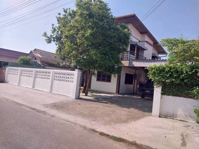 ให้เช่าบ้านโมเดิร์น2ชั้น 100ตรว. 5นอน3น้ำ เช่าลดเหลือ 25,000บ. เฟอร์ครบ เลี้ยงสัตว์ได้ แยกกองทราย บ้านจินดาวิลล่า ต.หนองผึ้ง สารภี เชียงใหม่ให้เช่าบ้านทรงโมเดิร์น 2 ชั้น ไม่มีค่าส่วนกลางบนเนื้อทึ่ 100 ตร.วา, พท.ใช้สอย 250 ตร.เมตร5 ห้องนอน, 3 ห้องน้ำ, 5 แอร์พร้อมเช่าอยู่ได้ทันที เฟอร์นิเจอร์ครบ เลี้ยงสัตว์เลี้ยงได้- ค่าเช่าลดเหลือ เดือนละ 25,000 บาท จ่ายล่วงหน้าก่อนอยู่  สัญญาเช�
