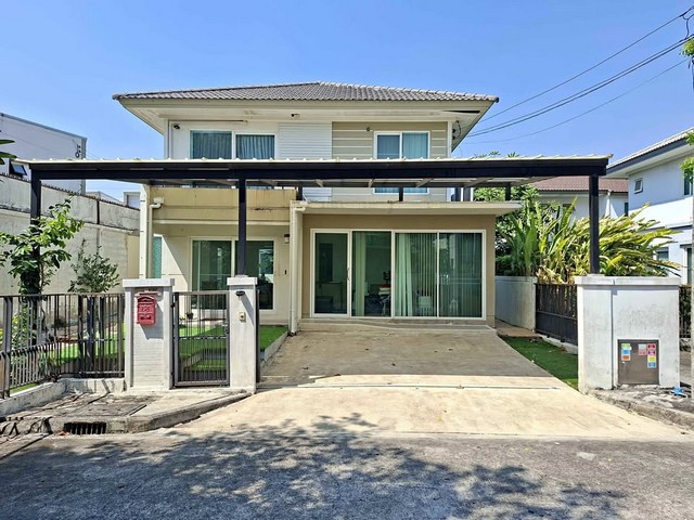 บ้านเดี่ยว มัณฑนา รามอินทรา วงแหวน หลังริม ส่วนตัว ราคาสุดคุ้มสนใจ ติดต่อ 061-624-7988บ้านเดี่ยว ขนาด 55 ตารางวา 3 ห้องนอน 2 ห้องน้ำ 2 ที่จอดรถหลังนี้เป็นหลังริม มีความสงบ และ ส่วนตัวสูงมาก ใครชอบส่วนตัวๆ ราคาเบาๆ ต้องหลังนี้เลยหมู่บ้านบรรยากาศดี ร่มรื่น ดูแลดีมาก มาตรฐานมัณฑนาทำเลดีแค่ 5 นาที ถึง แฟชั่น ไอซ์แลนด์ ร้านค้าร้านอาหาร คู้บอน มีให้เลือกอย่างจุใจซื้อของสบ