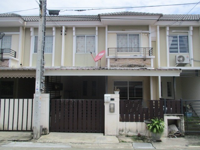   ขาย บ้านเดี่ยว/ทาวน์เฮ้าส์/คอนโด หมู่บ้านพฤกษาทาวน์ เพชรเกษม 81  ถนนมาเจริญ (ซอยเพชรเกษม81) แขวงหนองแขม เขต หนองแขม จังหวัดกรุงเทพมหานคร  ราคา   2,050,000   บาท  (ราคาต่อรองได้)  รายละเอียดทรัพย์ -  เนื้อที่ 19.4 ตรว. พื้นที่ใช้สอย 88 ตรม. -  3 ห้องนอน 2 ห้องน้ำ  -  1 ที่จอดรถ  -  บ้านหันไปทางทิศ ใต้  พิกัดทรัพย์ :https://maps.app.goo.gl/FgHVsjtUmkUdy9jU6   สถานที่ใกล้เคียง   -เดอะมอลล์บางแค -โรงเรียนสารสาสน์บางบอน -โรงเ