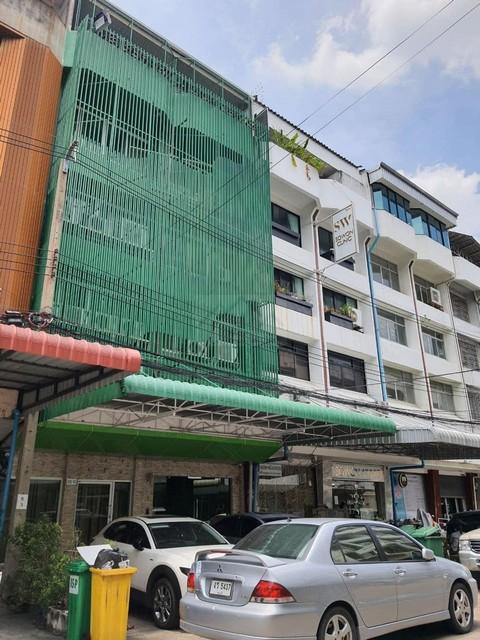 ให้เช่าอาคารพาณิชย์ 5 ชั้น + ชั้นดาดฟ้า ( มีหลังคา ) มีลิฟท์ ซอยรัชดาภิเษก 22 ใกล้ MRT รัชดาภิเษก ( พร้อมให้เช่า 1 กรกฎาคม 2569 )ราคาเช่า 115,000 บาท / เดือนที่ตั้ง ถนนรัชดาภิเษก ซอยรัชดาภิเษก 22 แขวงสามเสนนอก เขตห้วยขวาง กรุงเทพมหานคร 10310ติดต่อ : คุณภัสพงณ์ 0634098164Line : deedee23https://www.facebook.com/profile.php?id=61581484955548เนื้อที่ 52 ตารางวา พื้นที่ใช้สอย 1080 ตารางเมตร จำนวน 5 ชั้น + ชั้นดาดฟ้า มีลิฟท์ จอดรถ 5 คันตั้งอยู่ใน�