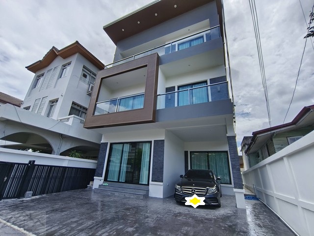 ขายเช่าบ้านเดี่ยว 3 ชั้น สร้างใหม่ 330 ตรม. 4 ห้องนอน สุขุมวิท 65 เอกมัย ใกล้ BTS เอกมัย **** ราคาขาย 38 ล้านบาท  **** ราคาเช่า 150,000 บาท/เดือน  ติดต่อ::  ชยา โทร/ID Line:: 0942823961   Link Line:: https://line.me/ti/p/3xFA1An8Kcรหัส# T26-753บ้านเดี่ยว 3 ชั้นสร้างใหม่ สุขุมวิท 65 เอกมัย ใกล้ BTS เอกมัย • เนื้อที่ 50 ตรว. • พื้นที่ใช้สอย 330 ตรม. • 4 ห้องนอน • 5 ห้องน้ำ • 1 ห้องรับแขก, 1 ห้องโถงใหญ่, 2 ห้องนั่งเล่น, 1 ห้องครัว,  • จอดรถได้ 2 คัน• เฟอร์นิเจอร�
