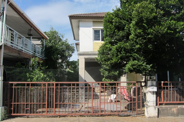บ้านเดี่ยว 2 ชั้น โครงการพฤกษาวิลเลจ 15 แพรกษาใหม่ เมืองสมุทรปราการ สมุทรปราการ  ถนนเทพารักษ์ แพรกษาใหม่ เมืองสมุทรปราการ สมุทรปราการ  ราคา 3,000,000 บาท  (ราคาต่อรองได้)  รายละเอียดทรัพย์ -  เนื้อที่ 50.01 ตร.ว.  พื้นที่ใช้สอย 126.0 ตร.ม. -  3 ห้องนอน 2 ห้องน้ำ  -  1 ที่จอดรถ  -  บ้านหันไปทางทิศใต้  พิกัดทรัพย์ : https://maps.app.goo.gl/qpJpe5z1Xhnm3c6U7  สถานที่ใกล้เคียง   - ตลาดนัดสังกะสี สาขาคลองอาเสี่ย - ตลาดนัดชุมช