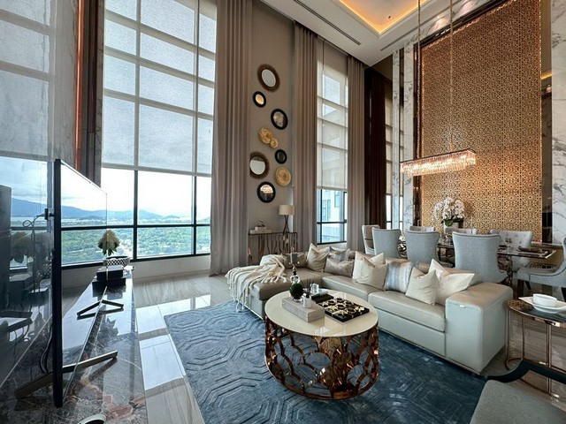 TEL : 092-288 9359 คุณดนิตาLine : https://line.me/ti/p/yxo92dHWP1รายละเอียด : Penthouse เนื้อที่ขนาด 348.9 ตรม. 3 ห้องนอน 3 ห้องน้ำ ตกแต่งพร้อมเข้าอยู่ ราคา 59,000,000  ล้านบาท (พร้อมตกแต่ง)สิ่งอำนวยความสะดวก  : - สระว่าน้ำ 1 สระ ระบบเกลือแบบ Infinity Edge Pool ยาว 30 ม. ลึก 1.2 ม. พร้อมสระเด็ก- ห้องออกกำลังกาย ห้องโยคะ- Onsen แยกชาย-หญิง- ห้องเด็กเล่น - จุดชมวิวดาดฟ้าแบบ Waterscape- สวนหย่อมรอบโครงการ- ลิฟท์โดยสาร 4 ตัว และ Service Lift 1 ตัว- ระบบรักษาความปลอด