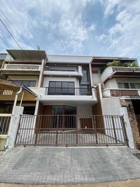ขายทาวน์โฮม 3 ชั้น 25 ตรว. หมู่บ้านเกษมสันต์ 1 ลาดพร้าว71 นาคนิวาส สังคมสงเคราะห์ ติดเลียบด่วน ใกล้ Central Eastville รีโนเวทใหม่ทั้งหลัง *** ราคาขาย 6.5 ล้านบาท ติดต่อ:: ชยา โทร/ID Line:: 0942823961   Link Line:: https://line.me/ti/p/3xFA1An8Kcรหัส# T26-789ทาวน์โฮม 3 ชั้น หมู่บ้านเกษมสันต์ 1 ลาดพร้าว71 นาคนิวาส สังคมสงเคราะห์ ติดเลียบด่วน ใกล้ Central Eastville • เนื้อที่ 25 ตารางวา • พื้นที่ใช้สอย 200 ตารางเมตร• 3 ห้องนอน • 3 ห้องน้ำ • ห้องครัว :: ต่�