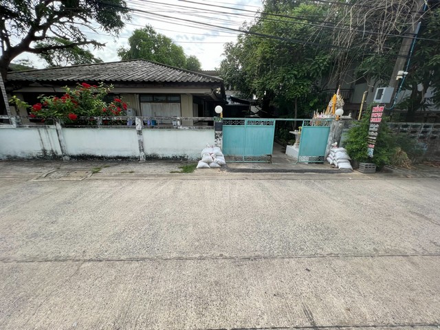 ขายที่ดิน 142 ตรว. สุขุมวิท 101-1 วชิรธรรมสาธิต 38 ใจกลางกรุงเทพ พร้อมสิ่งปลูกสร้าง (บ้านเก่า) ใกล้ BTS อุดมสุข *** ราคาขาย 20 ล้านบาท ติดต่อ:: ชยา โทร/ID Line:: 0942823961   Link Line:: https://line.me/ti/p/3xFA1An8Kcรหัส# T26-787ที่ดินทำเลทอง  สุขุมวิท 101-1 ซอยวชิรธรรมสาธิต 38 ใจกลางกรุงเทพ ใกล้ BTS อุดมสุข  • เนื้อที่ 142 ตารางวา • ที่ดินสวยสี่เหลี่ยมผืนผ้า • หน้ากว้างประมาณ 22 เมตร ลึกประมาณ 26 เมตร • ถนนกว้าง เป็นถนนคอนกรีตกว้าง 8 เ�