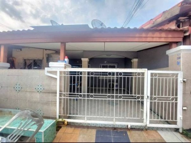 F140280#ขายด่วน #บ้านพร้อมเข้าอยู่ #พัทยา โอกาสดีสำหรับคนกำลังมองหาบ้านโซนหนองปรือราคาเข้าถึงง่าย ทำเลสะดวก น่าอยู่มากทาวน์เฮ้าส์ 1 ชั้น หมู่บ้านรัตนากรวิลเลจ 1-2ซอยมาบยายเลีย ต.หนองปรือ อ.บางละมุง จ.ชลบุรี- เนื้อที่ 18.4 ตร.ว- 2 ห้องนอน- 1 ห้องน้ำ- 1 ห้องโถง- 1 ห้องครัว- ขายบ้านเปล่า พร้อมตกแต่งในสไตล์ที่ชอบ* ราคาเพียง 1,820,000 บาท ทำเลดี เข้าออกสะดวกใกล้ตลาด ร้านสะดวกซื้อ และเ�
