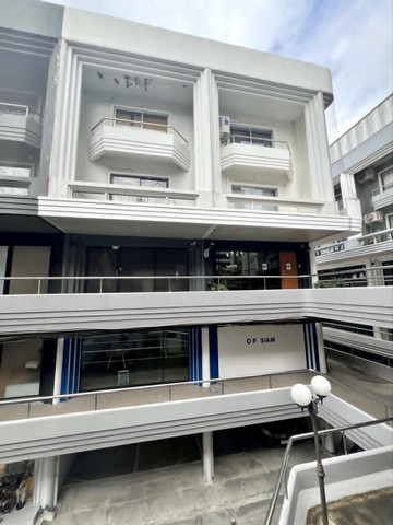 อาคารพาณิชย์ 2 คูหา | Park Avenue Sukhumvit 63 (Ekkamai)หากคุณกำลังมองหาอสังหาริมทรัพย์เชิงพาณิชย์ที่ทำเลดี สร้างรายได้ทันที และมีศักยภาพระยะยาว???? โครงการ Park Avenue ตั้งอยู่บนถนนสุขุมวิท 63 (เอกมัย) ระหว่างซอยเอกมัย 12 และ 14 ใกล้แยก Don Don Donki — ทำเลที่คึกคักและเป็นที่รู้จักในย่านนี้เป็นอย่างดีอาคารพาณิชย์ **2 คูหาริม** สูง 5 ชั้นเนื้อที่ 36 ตารางวา | พื้นที่ใช้สอยรวม **525 ตารางเมตร**ตกแต่งสวยงาม เรี�