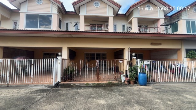   ขาย บ้านเดี่ยว/ทาวน์เฮ้าส์/คอนโด โครงการหมู่บ้านซื้อตรง สายไหม  ถนน/ซอย ตำบลลาดสวาย อำเภอลำลูกกา จังหวัดปทุมธานี  ราคา  2,050,000     บาท  (ราคาต่อรองได้)  รายละเอียดทรัพย์ -  เนื้อที่ 20.6 ตร.ว.  พื้นที่ใช้สอย  140.0 ตรม. -  3 ห้องนอน 2 ห้องน้ำ  -  1 ที่จอดรถ  -  บ้านหันไปทางทิศ ใต้  พิกัดทรัพย์ : https://maps.app.goo.gl/WGJtUN8wods9sZwz6  สถานที่ใกล้เคียง  - ฟิวเจอร์พาร์ค รังสิต- โรงเรียนแย้มสอาด- มหาวิทยาลัยเวสเทิร์น �
