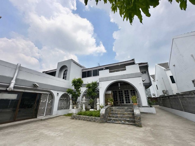 บ้านเดี่ยว 2 ชั้น หมู่บ้านเมืองเอก โครงการ 1 ถนนเอกทักษิณ ซอยเอกทักษิณ 2 ตำบลหลักหก อำเภอเมืองปทุมธานี จังหวัดปทุมธานีขาย 18,000,000 บาท (ราคาคุยกันได้)ขายบ้านเดี่ยว 2 ชั้น เนื้อที่ 200 ตารางวาหลังบ้านติดคลอง เชื่อมสนามกอล์ฟเมืองเอกพื้นที่ใช้สอยตัวบ้าน 300 ตารางเมตรต่อเติมอาคารชั้นเดียว 1 หลัง เป็นร้านอาหารต่อเติมส่วนของห้องครัวห้องแม่บ้าน พร้อมห้องน้ำส่วนตัวบ้านข