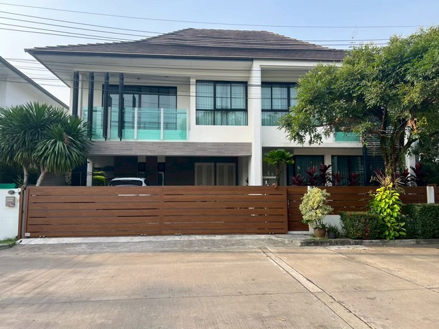 ขายบ้านเดี่ยว 2 ชั้น 87 ตรว 4 ห้องนอน โครงการ Blue Lagoon 2 บางนา-วงแหวน ใกล้เมกะบางนา *** ราคาขาย 18 ล้านบาท *** ราคาเช่า 120,000 บาท/เดือน (สัญญา 2 ปี ลดเหลือ 110,000 บาท)  ติดต่อ:: คุณชยา โทร/ID Line:: 0942823961   Link Line:: https://line.me/ti/p/3xFA1An8Kcรหัส # T26-836 บ้านเดี่ยว Blue Lagoon 2 บางนา-วงแหวน ใกล้เมกะบางนา • เนื้อที่ 87 ตร.ว. • พื้นที่ใช้สอย 390 ตร.ม.• 4 ห้องนอน (1 ชั้นล่าง + 3 ชั้นบน) – ห้องน้ำในตัวทุกห้อง• ห้องแม่บ้านพร้อมห้องน้ำแยก• ห้องครัว�