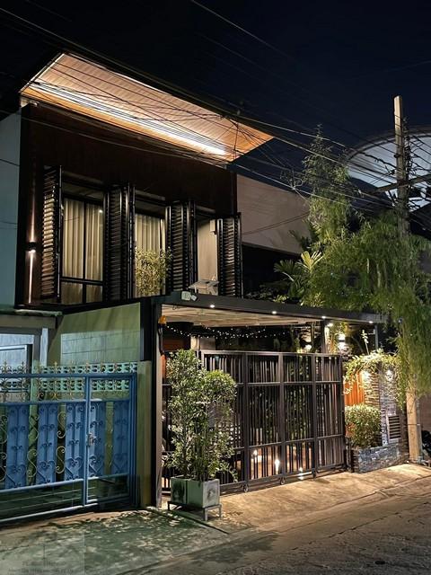 ให้เช่า ขาย ทาวน์โฮม 2 ชั้น ซอยรามคำแหง 26/1 เดินทางสะดวก ใกล้เดอะไนน์พระราม 9*** ราคาเช่า 60,000 บาท/เดือน*** ราคาขาย 9,500,000 บาทติดต่อ คุณช่อผกา โทร 0616198565 LINE 0616198565สำรอง LINE 0812523279 ส่งลิ้งก์ไว้ได้เลยรหัส# T26-768ทาวน์โฮมหรู 2 ชั้น ซอยรามคำแหง 26-1 เดินทางสะดวก ใกล้เดอะไนน์พระราม 9• เนื้อที่ 27 ตรว• พื้นที่ใช้สอย 220 ตรม.• 3 ห้องนอน• 3 ห้องน้ำรายละเอียดเพิ่มเติม• ชั้นล่าง : พื้นที่ office และ 2 executive office rooms, open space me