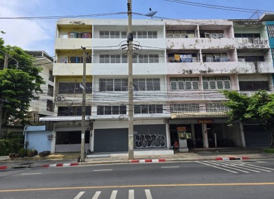 เปิดร้านอะไรก็ปัง ทำเลค้าขายได้ตลอดปี!! ปล่อยเช่าอาคารพาณิชย์ ติดโรงแรม SC Park ถ.ประชาอุทิศ แยกศรีวรา ตรงข้ามป้ายรถเมล์ธนาคาร UOB.TPI-3170.ที่ตั้ง: ถ.ประชาอุทิศ รามคำแพง 39 แขวงพลับพลา เขตวังทองหลาง กรุงเทพฯ.รายละเอียด✅ อาคารพาณิชย์ 4.5 ชั้น✅ เนื้อที่ 32 ตร.วา✅ พื้นที่ใช้สอยประมาณ 500 ตร.ม✅ รีโนเวทใหม่ทั้งตึก✅ อยู่ในทำเลพื้นที่พลุกพล่าน ค้าขายได้ตลอดปี✅ เหมาะเปิดร้านอาหาร ร�
