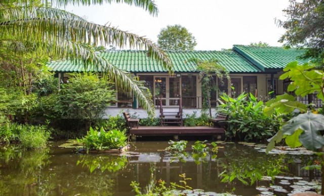 ขายบ้านสวนริมสระบัว พร้อมที่ดินกว่า 2 ไร่เฟอร์นิเจอร์ครบ พร้อมเข้าอยู่ บรรยากาศร่มรื่น อากาศดี เงียบสงบ เหมาะสำหรับพักผ่อนและอยู่อาศัยกับครอบครัว เนื้อที่ 2 ไร่ 11.4 ตร.ว.พื้นที่ใช้สอย 156.75 ตร.ม. 2 ห้องนอน 2 ห้องน้ำ พร้อมเฟอร์นิเจอร์และเครื่องใช้ไฟฟ้าครบครัน• เตียงขนาด 6 ฟุต และ 5 ฟุต รวม 2 ชุด• ชุดโต๊ะรับประทานอาหาร 2 ชุด• เครื่องปรับอากาศ 3 เครื่อง  ราคาเพียง 7.9 ล้านบา�