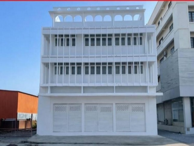 ให้เช่าอาคารพาณิชย์ 3 ชั้น 3 คูหา 840 ตร.ม. พร้อมดาดฟ้า ถนนเทพารักษ์ ปรับปรุงใหม่ ใกล้ MRT สถานีทิพวัล เหมาะทำออฟฟิศ คลินิก โชว์รูม*** ราคาเช่า 210,000 บาท/เดือนติดต่อ:: ชยา โทร/ID Line:: 0942823961   Link Line:: https://line.me/ti/p/3xFA1An8Kcรหัส# TU184อาคารพาณิชย์ 3 ชั้น 3 คูหา พร้อมดาดฟ้า ถนนเทพารักษ์ ปรับปรุงใหม่ ใกล้ MRT สถานีทิพวัล เหมาะทำออฟฟิศ คลินิก โชว์รูม• พื้นที่ใช้สอย 840 ตร.ม. พร้อมดาดฟ้า• จอดรถได้ 4 คัน (หน้าตึก) • �