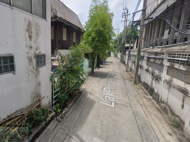 ขายที่ดินพร้อมสิ่งปลูกสร้าง เนื้อที่ 256 ตร.ว. ปากซอยลาดพร้าว 82 ทำเลทอง ติดเลียบด่วนรามอินทรา *** ราคาขาย 63.5 ล้านบาท ติดต่อ:: ชยา โทร/ID Line:: 0942823961Link Line:: https://line.me/ti/p/3xFA1An8Kcรหัส # T26-794ที่ดินพร้อมสิ่งปลูกสร้าง ปากซอยลาดพร้าว 82 ทำเลทอง ติดเลียบด่วนรามอินทรา• เนื้อที่ประมาณ 256 ตร.ว.• หน้ากว้างประมาณ 37 เมตร ลึกประมาณ 33 เมตร • ติดเลียบด่วนรามอินทรา  • ติดทางด่วนพิเศษฉลองรัช-บูรพาวิถีทำเลทอง �