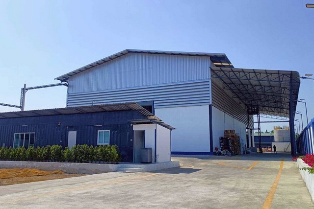 RK0998 โรงงานให้เช่า ตรงข้ามนิคมอยู่เจริญท่าจีน เนื้อที่ 2 ไร่ 1 งาน พื้นที่ใช้สอย 1318 ตร.ม.หม้อแปลง 630 KVAโกดัง ตรงข้าม นิคมอยู่เจริญท่าจีนที่ตั้ง ตรงข้าม นิคมอยู่เจริญท่าจีน ต.บางหญ้าแพรก อ.เมือง จ.สมุทรสาคร ที่ดิน 900 ตารางวา พื้นที1,318 ตร.ม.ตัวโรงงานสูง 10 เมตร อาคารโรงงาน มีเครน 5 ตัน 1 ตัวต่อเติมชั้นลอยเก็บของ รับน้ำหนักได้พื้นโรงงานรับน้ำหนัก 5 ตัน/ตารางเมตรโซนห้องพักคน�
