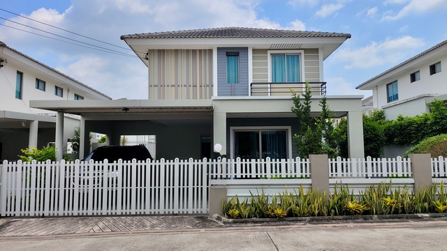 ขายบ้านเดี่ยว สวนเสือ ศรีราชา โครงการไลฟ์ อิน เดอะ การ์เด้น สวนเสือ  - ศรีราชา ชลบุรี บ้านเดี่ยว 2 ชั้น 52 ตารางวา ทำเลดี ราคาเจ้าของขายเอง บ้านสภาพดี โครงการ Life in the Garden สวนเสือ-ศรีราชาที่ตั้ง : ตำบลหนองขาม อำเภอศรีราชา จังหวัดชลบุรีโครงการ : ไลฟ อิน เดอะ การ์เด้น สวนเสือ-ศรีราชา : Life in the Garden Srirachaขนาด  52 ตารางวา  3 ห้องนอน  3 ห้องน้ำ  2 จอดรถของแถม- แอร์ 5 เครื่อง- เตียง+ที่นอน ตู้เสื้�