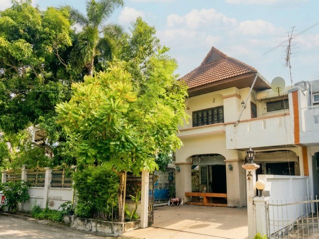 หายาก โครงการติดถนนรามอินทราเหมาะรีโนเวท ขายบ้านเดี่ยว หมู่บ้านแมกไม้ รามอินทรา 103/3 .TPI-3175.ขายบ้านเดี่ยว หมู่บ้านแมกไม้ รามอินทรา 103/3แผนที่: https://maps.app.goo.gl/WceiH1SeiunwVtzW8.Highlight:✅ Rare item ไซส์นี้หาไม่ได้อีกแล้ว หมู่บ้านบริหารดี ไม่ค่อยมีคนย้ายออก ทำเลดี นิติดี สภาพแวดล้อมดี✅ ตัวบ้านโครงสร้างสภาพดี ปัจจุบันขายตามสภาพ เหมาะกับการรีโนเวทเป็นบ้านสไตล์ที่ชอบ✅ ทำเลดีมากหาไม่ได้แล้ว
