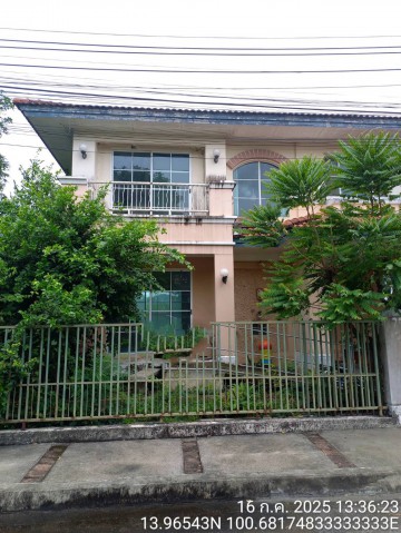 ขาย บ้านเดี่ยว/ทาวน์เฮ้าส์/คอนโด หมู่บ้านพฤกษ์ลดา รังสิต-คลอง 4  ถนน/ซอย ตำบลลาดสวาย อำเภอลำลูกกา  จังหวัดปทุมธานี  ราคา  4,200,000  บาท  (ราคาต่อรองได้)  รายละเอียดทรัพย์ -  เนื้อที่ 72 ตรว.  พื้นที่ใช้สอย 129 ตรม. -  3 ห้องนอน 3 ห้องน้ำ  -  1 ที่จอดรถ  -  บ้านหันไปทางทิศ เหนือ  พิกัดทรัพย์ : https://maps.app.goo.gl/M5CziZrtnfQkR8Ub8  สถานที่ใกล้เคียง  - ฟิวเจอร์พาร์ค รังสิต- โรงเรียนแย้มสอาด- โรงเรียนสวนกุหลาบปทุมธา�
