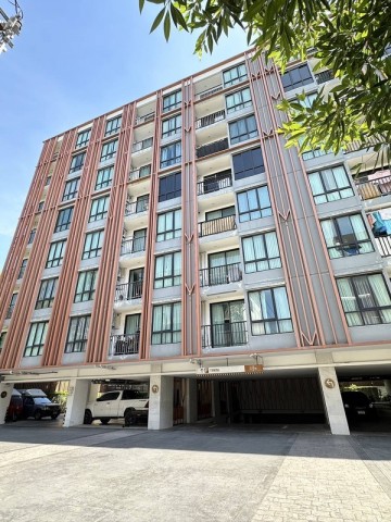 คอนโด NOTTING HILL THE EXCLUSIVEเจริญกรุง 93 (ตรงข้าม ASIATIQUE) **SIZE ROOM 42.5 ตรม**2 bedrooms, 1 bathrooms , 1 Living room, Kitchen Zone ((7 FLOOR)) เฟอร์นิเจอร์ :- Fully-furnished พร้อมอยู่- ไมโครเวฟ (microwave)- ตู้เย็น (refrigerator)- เครื่องซักผ้า- เครื่องทำอุ่น- TV 1 เครื่อง Facilities:- มี 7-11 และ Big c supermarket หน้าปากซอย- Swimming pool- Fitness- Rooftop View- Access Card Control- Car Parking- CCTV- 24 Hour Security สนใจนัดชมที่ดิน / ขอข้อมูลเพิ่มเติม กาโม่ REALTY ONE 098-236-9154 พลอย REALTY ONE 088-234-6356 พิมพ์ “สนใจ” ใต้โพสต์ หรือโทรนัดชมได้เลยครับทรัพย์ลักษณะนี้ 
