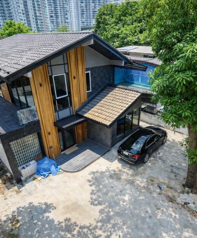 คอมเมอร์เชียลสเปซปรับปรุงใหม่ ใกล้ BTS ปุณณวิถี 400 ม.ทรู ดิจิทัล พาร์ค 60 ตร.ว.240 ตร.ม.59,999 B-M. พร้อมลานด้านหน้า รองรับที่จอดรถได้หลายคัน เหมาะสำหรับร้านอาหาร คาเฟ่ ร้านเสริมความงาม และธุรกิจบริการ  เดินทางสะดวก ใกล้คลาวด์ 11 600 ม.รร.นานาชาติ โรงพยาบาล แหล่งไลน์สไตล์ครบครัน  รถไฟฟ้า และทางด่วนโรงเรียนนานาชาติแองโกลสิงคโปร์ 200ม.Anglo Singapore International School 200m. Newly renovated commercial space near BTS Punnawithi 400 m. and True Digital Park
