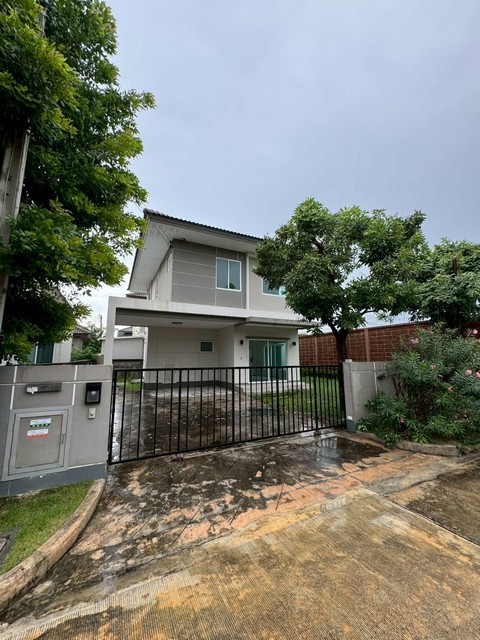 ขายบ้านเดี่ยว 2 ชั้น 60 ตรว. 3 ห้องนอน โครงการ คาซ่า วิลล์ รังสิต – คลอง 2  ใกล้ทางด่วน ดอนเมืองโทลเวย์ และวงแหวนรอบนอกกาญจนา*** ราคาขาย 6 ล้านบาท *** ราคาเช่า 22,000 บาท/เดือน ติดต่อ:: ชยา โทร/ID Line:: 0942823961Link Line:: https://line.me/ti/p/3xFA1An8Kcรหัส # T26-797บ้านเดี่ยว 2 ชั้น คาซ่า วิลล์ รังสิต – คลอง 2 CASA VILLE Rangsit – Klong 2• เนื้อที่ 60 ตรว • พื้นที่ใช้สอย 150 ตรม • 3 ห้องนอน • 3 ห้องน้ำ• แอร์ 3 (ห้องนอน) • 2 ที่จอดรถ • ใกล้ทางด่วน ดอนเมื�