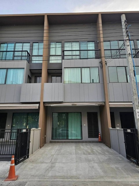 P715 ให้เช่า ขาย ทาวน์โฮม 3 ชั้น โครงการ บ้านกลางเมือง พระราม 9-กรุงเทพกรีฑา (ตัดใหม่) Baan Klang Muang Rama 9-New Krungthep Kreethaค่าเช่า 45,000 บาท/เดือน ประกัน 2 เดือน ล่วงหน้า 1 เดือน สัญญา1ปีขายราคา 6,800,000 บาท ติดต่อ คุณช่อผกา โทร 0616198565 LINE 0616198565สำรอง LINE 0812523279 ส่งลิ้งก์ไว้ได้เลย-ให้เช่า ขาย ทาวน์โฮม 3 ชั้น โครงการ บ้านกลางเมือง พระราม 9-กรุงเทพกรีฑา (ตัดใหม่) Baan Klang Muang Rama 9-New Krungthep Kreetha-บ้านใหม่ยังไม่มีใครคยอยู่ ตกแต่งครบ