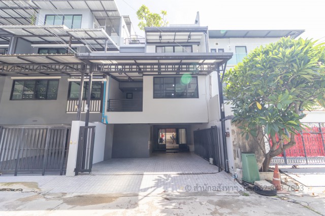 S8014ให้เช่า ทาวน์โฮม 3 ชั้น ซอยภาวนา 5 (ลาดพร้าว 41) หลังใหญ่ 268 ตร.ม. ทำออฟฟิศได้ สภาพแต่งใหม่ มีสวนลอยฟ้าและครัวใหญ่สะใจ!มองหาบ้านเช่าทำเลเมืองที่ตอบโจทย์ทั้งการอยู่อาศัยและการทำงานอยู่ใช่ไหม? หลังนี้คือคำตอบ! ทาวน์โฮม 3 ชั้น รีโนเวทใหม่หมด เนื้อที่ 32.9 ตร.ว. พื้นที่กว้างขวาง เป็นสัดส่วน บรรยากาศน่าอยู่ ปลอดภัยรายละเอียดบ้าน:•5 ห้องนอน 5 ห้องน้ำ 1 ห้องทำงานใหญ่ (เหมา�