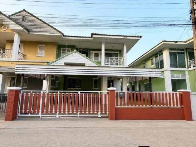 F14C0261 ขายด่วน!! บ้านแฝด 2 ชั้นหมู่บ้านมณีแก้ว ซ.1 ถ.แสนสุข ต.แสนสุข อ. เมือง จ.ชลบุรีเนื้อที่ 43.8 ตารางวา 3 ห้องนอน 3 ห้องน้ำ 2 ที่จอดรถ*ราคา 2,750,000 บาท ฟรีโอน!!*สถานที่ใกล้เคียงตลาดหนองมน 10 นาที (3.8 กม.)มหาวิทยาลัยบูรพา 10 นาที (4.7 กม.)หาดบางแสน 13 นาที (5.9 กม.)หาดวอนนภา 10 นาที (6.4 กม.)ตลาดปลา บางแสน 11 นาที (6.6 กม.)โรงพยาบาลเอกชล 2 15 นาที (8 กม.)เซ็นทรัล ชลบุรี 18 นาที (10.4 กม.)พิกัด: https://maps.app.goo.gl/tVVKw4fu3adBGmLm6ของแถม: แอร์ 2 