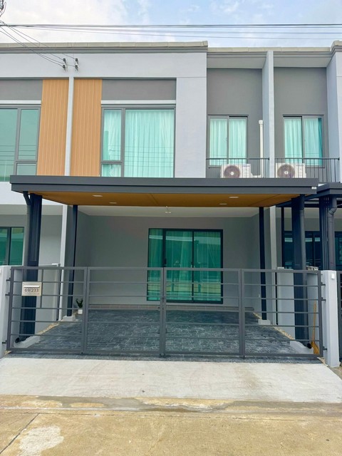 ให้เช่า Townhome 2 ชั้น 17.5 ตรว. 3 ห้องนอน พลีโน่ สุขุมวิท-บางนา 2 Pleno Sukhumvit-Bangna 2 ใกล้ Mega บางนา 5 นาที*** ราคาเช่า 35,000 บาท/เดือน  ติดต่อ::  ชยา โทร/ID Line:: 0942823961   Link Line:: https://line.me/ti/p/3xFA1An8Kcรหัส# T26-845Townhome 2 ชั้น พลีโน่ สุขุมวิท-บางนา 2 Pleno Sukhumvit-Bangna 2 ใกล้ Mega บางนา • ที่ดิน 17.5 ตร.วา• พื้นที่ใช้สอย 106 ตร.ม. • 3 ห้องนอน 2 ห้องน้ำ • ครัวไทย + ครัวฝรั่ง แยกเป็นสัดส่วน• 2 ที่จอดรถในบ้าน• ต่อเติมหลังคาที่จอดรถเรียบร้อย• เฟอร์นิเจอร์และ