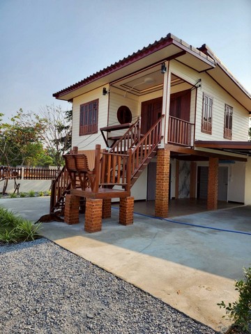 บ้านเดี่ยว2ชั้น 4ห้องนอน 200ตรว. สวยใหม่คลาสสิค อ.สามชุก สุพรรณบุรี T.086-301-6161พิกัด ต.บ้านสระ อ.สามชุก จ.สุพรรณบุรีบ้านไม้ 2 ชั้น อำเภอสามชุก  เดินทางสะดวก น้ำไม่ท่วมออกแบบสวย คลาสสิค เหมาะเป็นบ้านพักตากอากาศ บ้านสวนเกษตร บ้านสวนยามเกษียณเนื้อที่ 200 ตรว. 1,790,000,-บาท4 ห้องนอน 2 ห้องน้ำ ห้องครัว สถานที่ใกล้เคียงอบต. บ้านสระ 3 กม.โรงพยาบาลสามชุก 5 กม.ป๊มน้ำมัน ปตท. สามชุก 5 กม.ตลาดร�